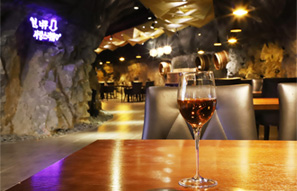 동굴카페 음료와 내부사진