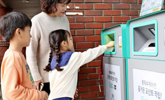 시민원탁회의에서 광명시장과 학생들의 모습