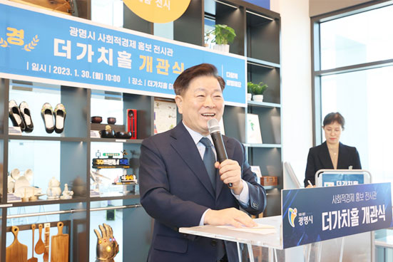 공동체 예술 - 지휘자와 악단이 야외에서 시민들에게 공연을 하고 있는 이미지