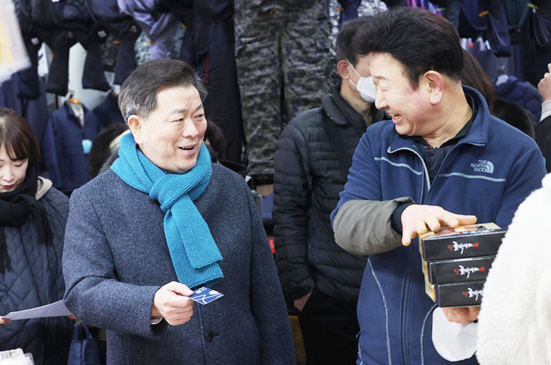 광명시장이 상인과 대화하는 이미지