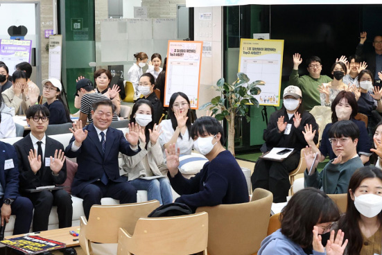 광명시장과 청년들이 손 인사하는 이미지