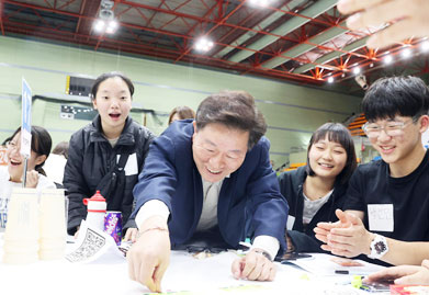 시민원탁회의에서 광명시장과 학생들의 모습