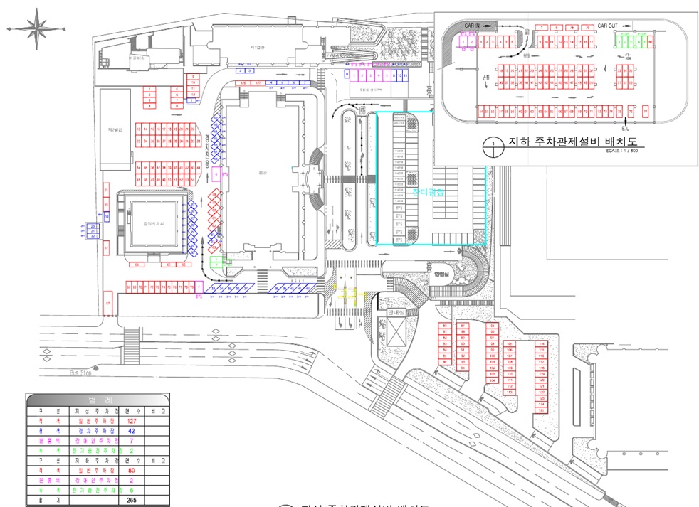 입구로 들어오면 정면에 차단기와 주차관리소가 있고 우회전하면 지하주차장으로 들어갈 수 있습니다. 지하주차장 오른쪽에는 종합민원실 입구가있습니다. 입구 오른쪽에는 장애인주차장이 있고 왼쪽에는 본관이 있습니다. 본관 오른쪽 끝 통로로 가면 제1별관이 있고 시청어린이집이 있습니다. 시청어린이집 왼쪽에는 제2별관과 광명시의회가 있습니다