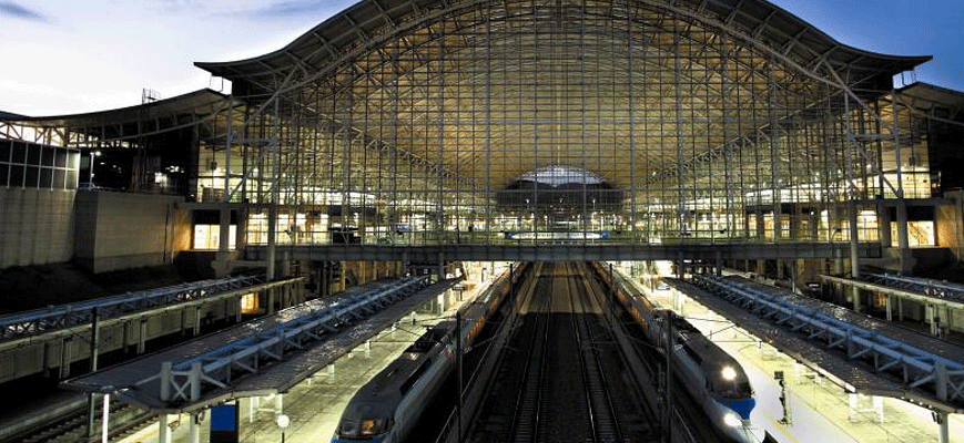 한옥의 처마와 버선의 곡선을 꼭 닮은 광명역