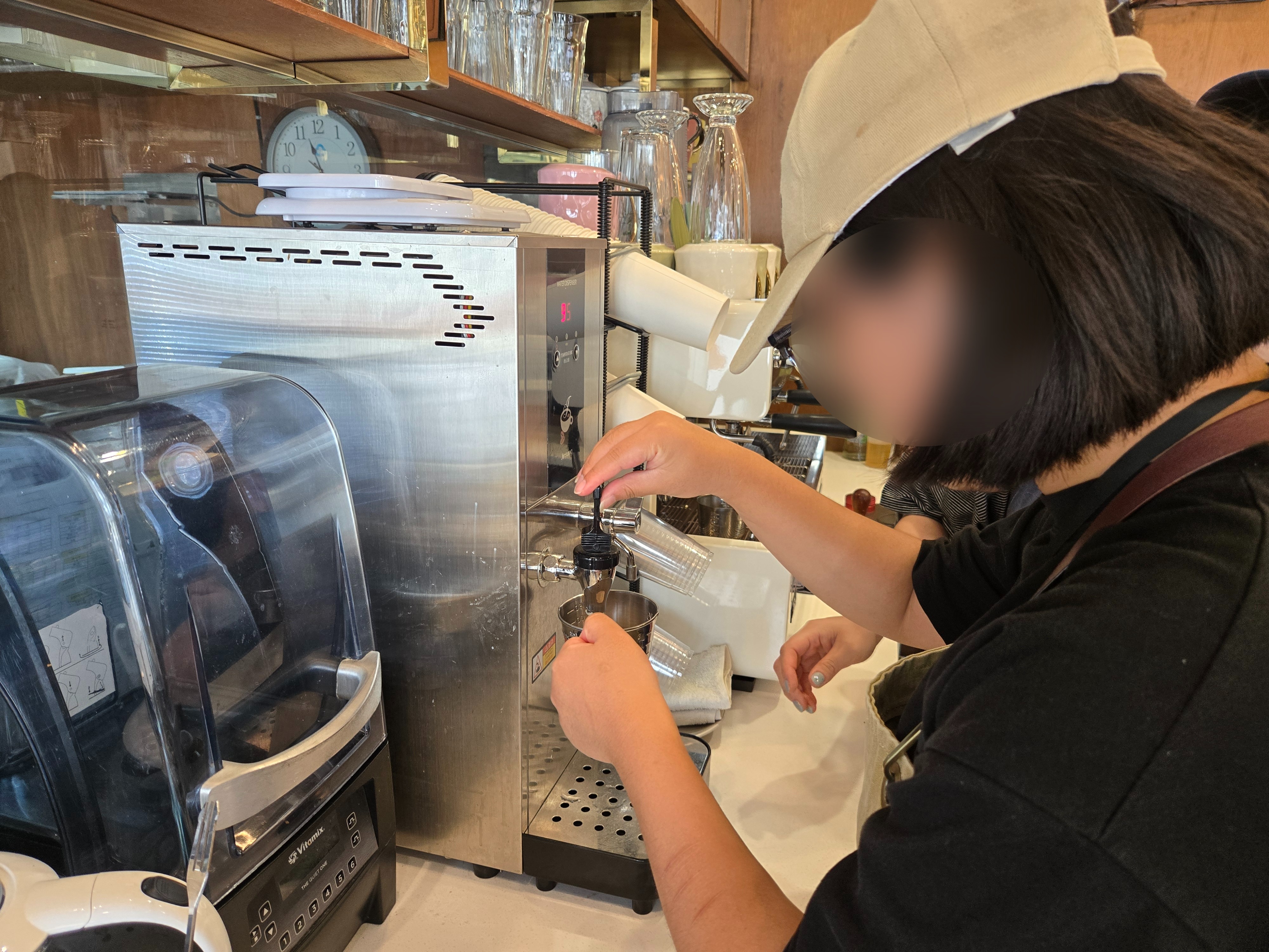(광명1-3)(자료사진)광명시 발달장애인 직업전환센터 훈련생이 산마리노의 아침에서 커피 관련 직무를 익히며 현장실습을 하고 있다.